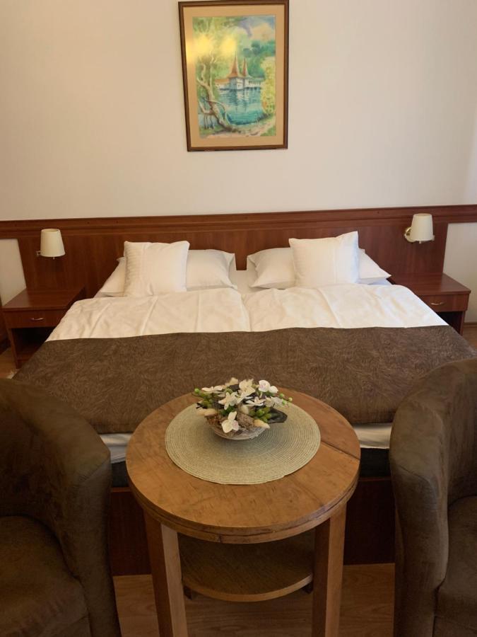 Konig Apartman เฮวิซ ภายนอก รูปภาพ